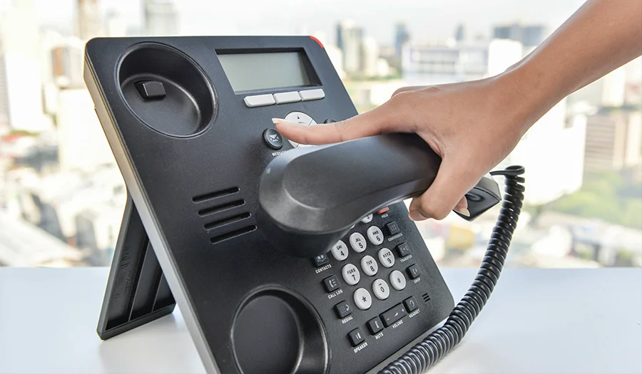 Close-up van een zakelijke telefoon die wordt opgenomen, de eerste stap naar kosten besparen op telefonie.