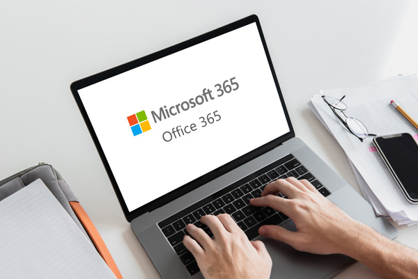 Laptop scherm met logo tijdens het toepassen van Microsoft 365 tips voor bedrijven