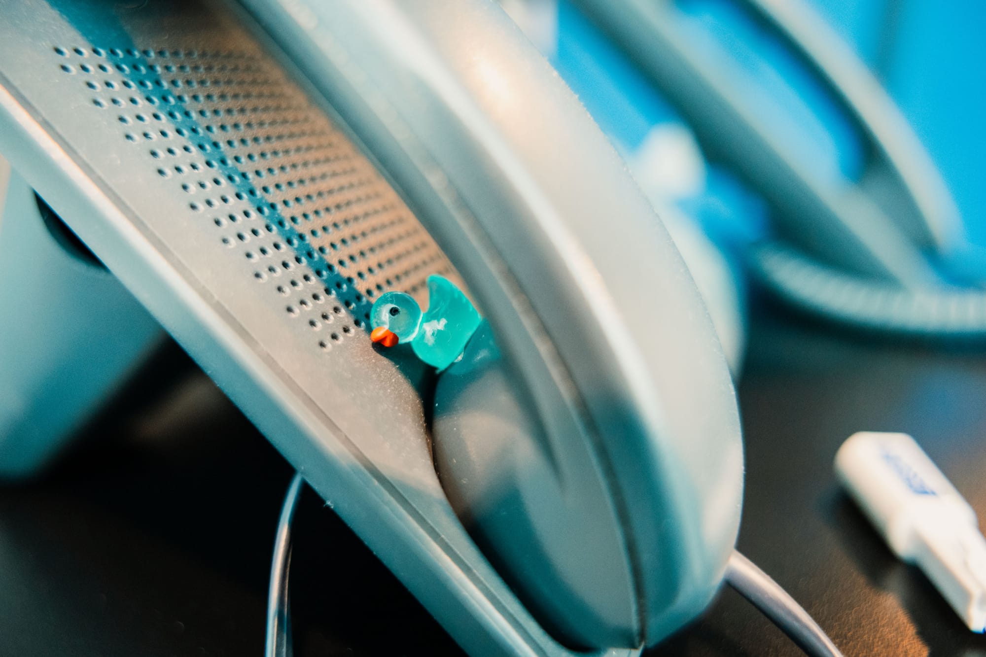 Telefoon met inkomende oproep op een zakelijk 085 nummer